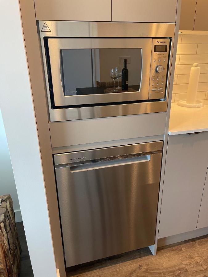 Awesome View 21 Two Bedroom One Bath Downtown Lake View Near Beach Kelowna Exterior photo